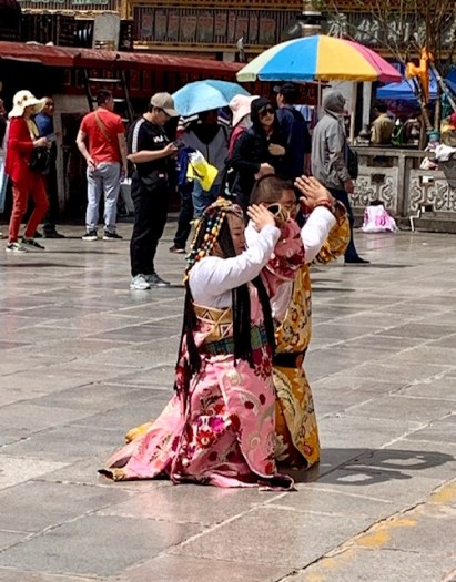 A wedding couple pray in front of the Summer Palace