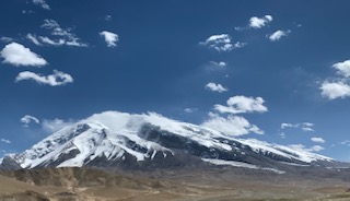 Muztag Atta, a nearly round mountain with gentle slopes.