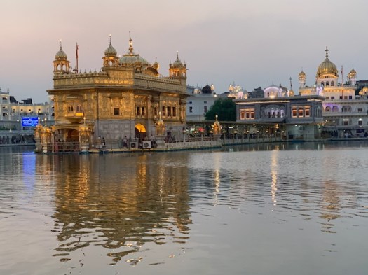 Slowly the lights come up on the temple as the sunlight fades.